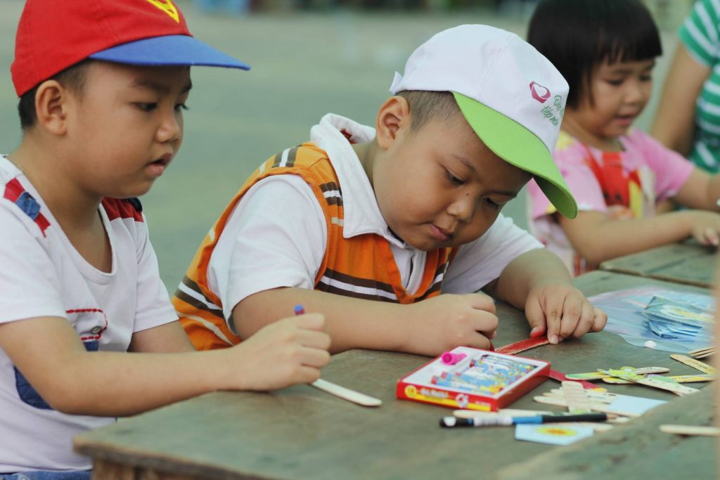 Em tập làm bookmark